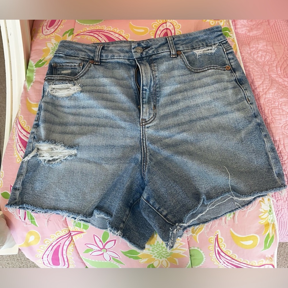 Worn once American Eagle Curvy slightly ripped mom shorts!